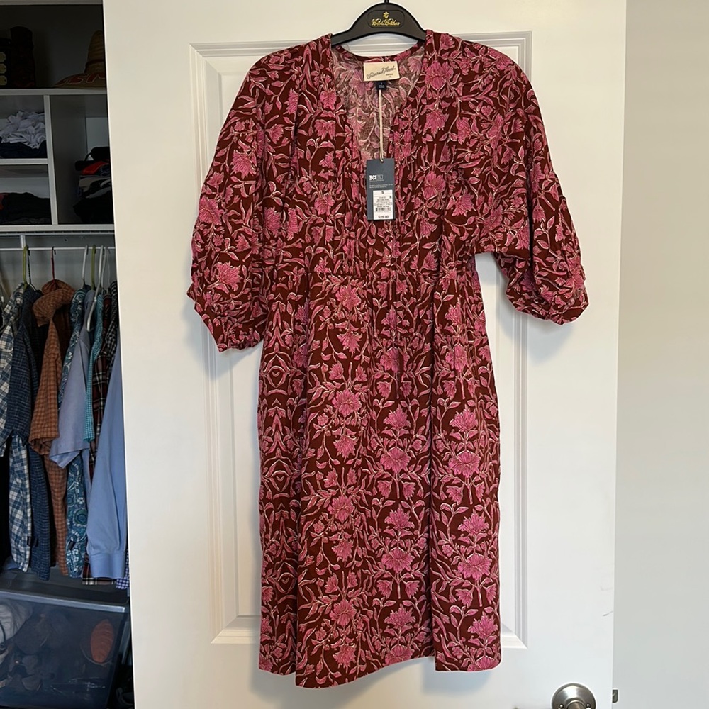 Bold print, shorter dress with balloon sleeves